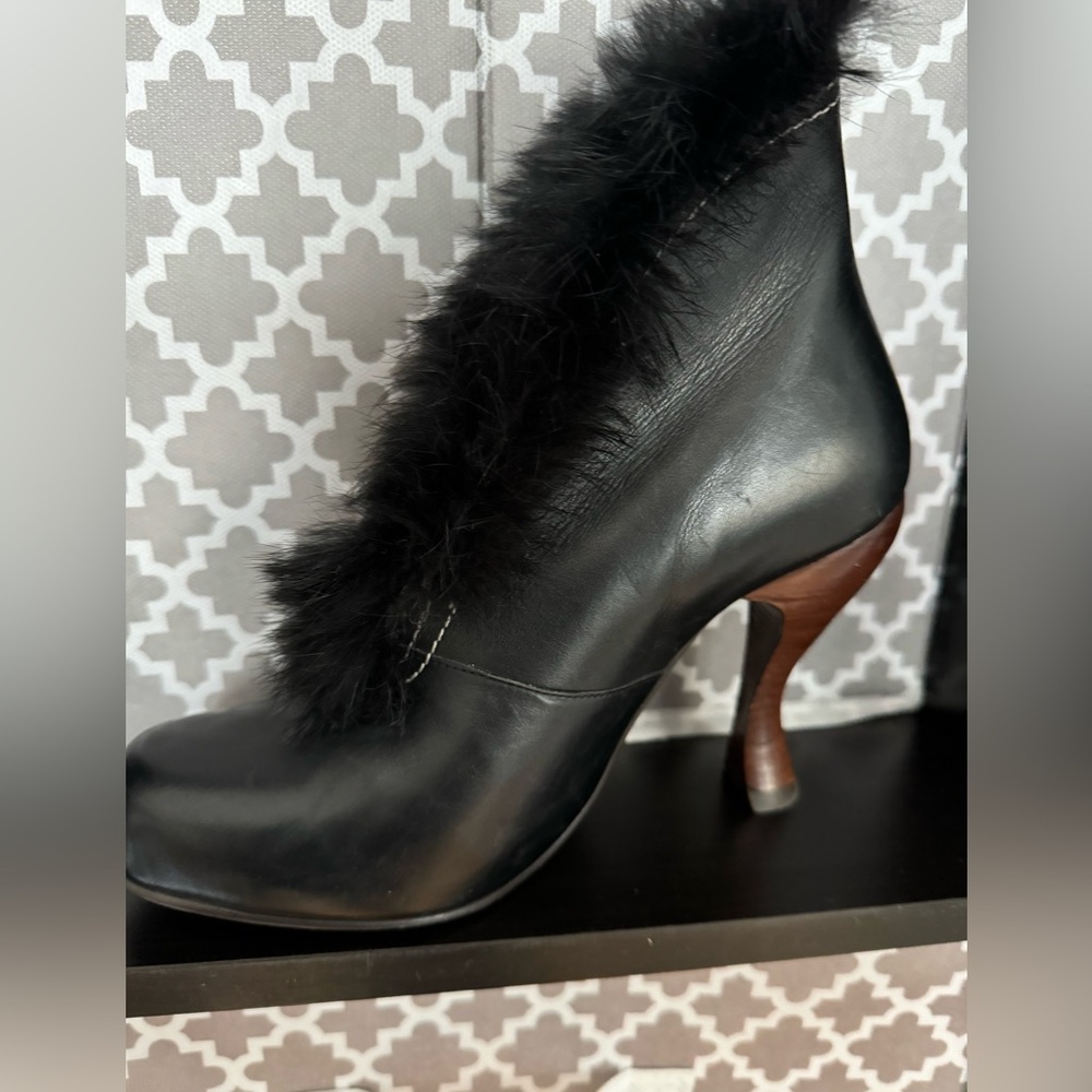 John Fluevog size 6.5 fits like a 6. Attentions fox trim